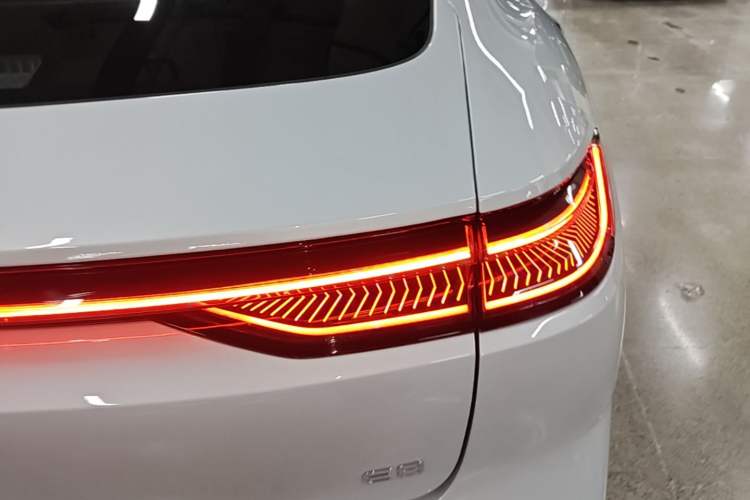 Used Geely Galaxy E8 2025 700 km Long-Range Intelligent Driving Version Exterior 3