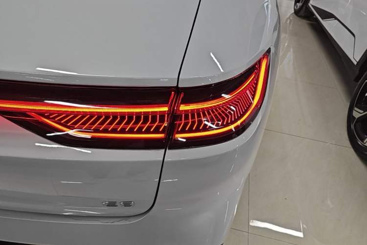 Used Geely Galaxy E8 2025 700 km Long-Range Intelligent Driving Version Exterior 3