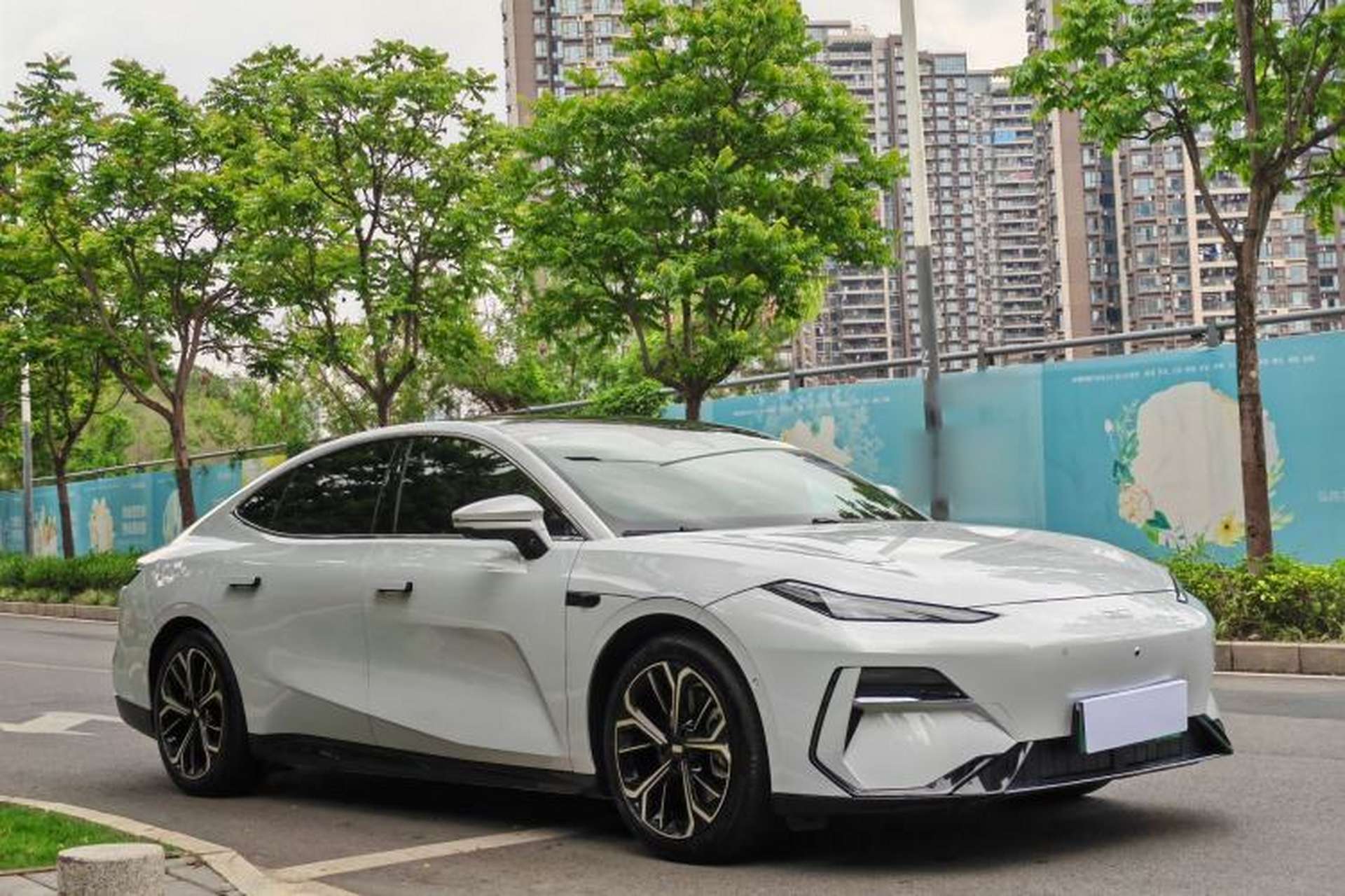 Used Geely Galaxy E8 2025 700 km Long-Range Intelligent Driving Version Exterior 4
