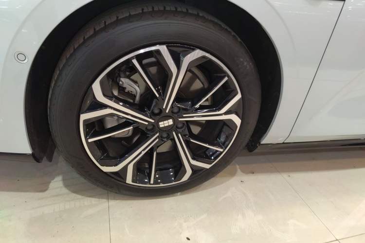 Used Geely Galaxy E8 2025 700 km Long-Range Intelligent Driving Version Exterior 4