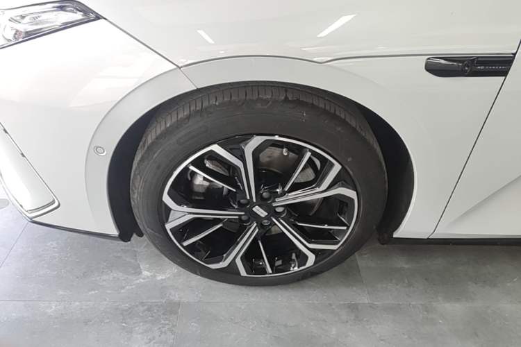 Used Geely Galaxy E8 2025 700 km Long-Range Intelligent Driving Version Exterior 4