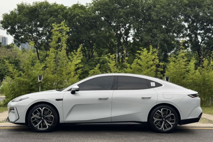 Used Geely Galaxy E8 2025 700 km Long-Range Intelligent Driving Version Exterior 4