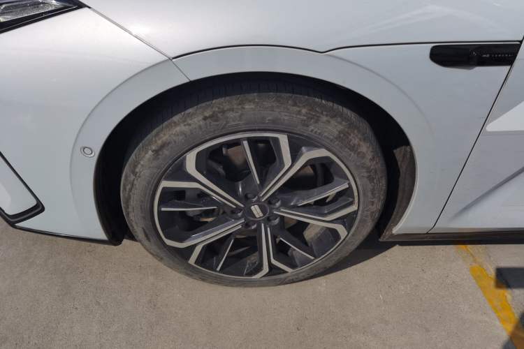 Used Geely Galaxy E8 2025 700 km Long-Range Intelligent Driving Version Exterior 4