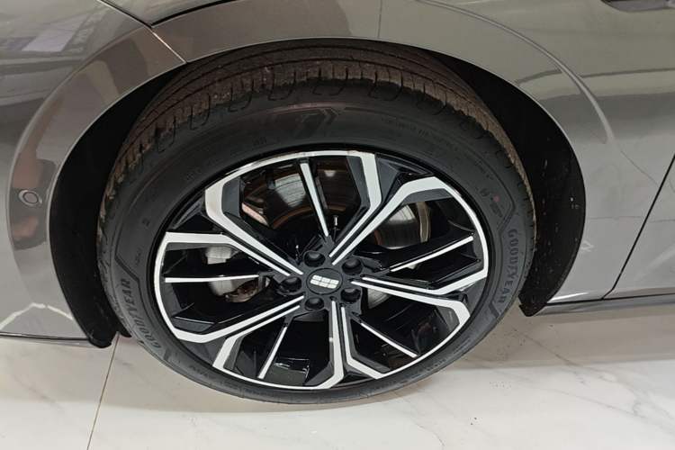 Used Geely Galaxy E8 2025 700 km Long-Range Intelligent Driving Version Exterior 4