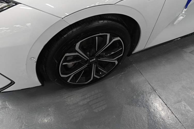 Used Geely Galaxy E8 2025 700 km Long-Range Intelligent Driving Version Exterior 4