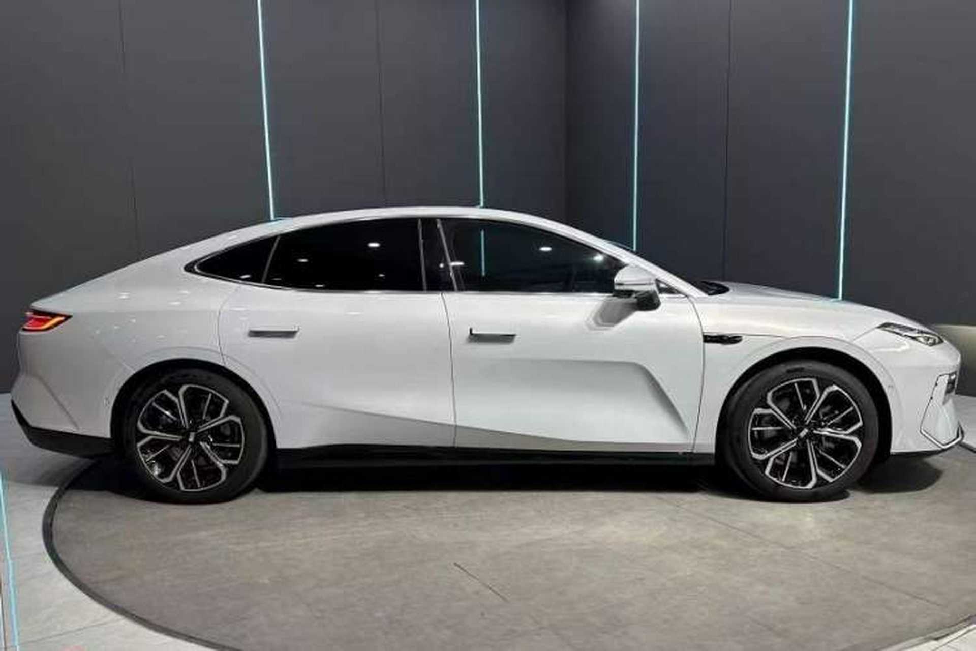 Used Geely Galaxy E8 2025 700 km Long-Range Intelligent Driving Version Exterior 4