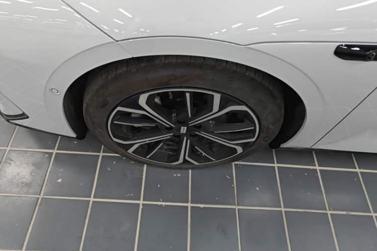 Used Geely Galaxy E8 2025 700 km Long-Range Intelligent Driving Version Exterior 4