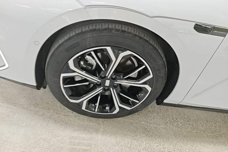 Used Geely Galaxy E8 2025 700 km Long-Range Intelligent Driving Version Exterior 4