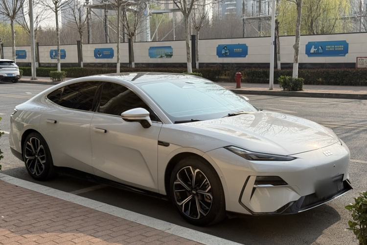 Used Geely Galaxy E8 2025 700 km Long-Range Intelligent Driving Version Exterior 4