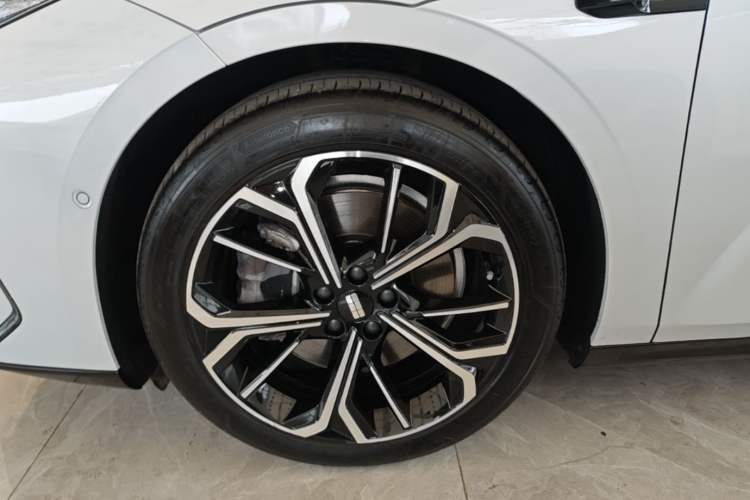 Used Geely Galaxy E8 2025 700 km Long-Range Intelligent Driving Version Exterior 4