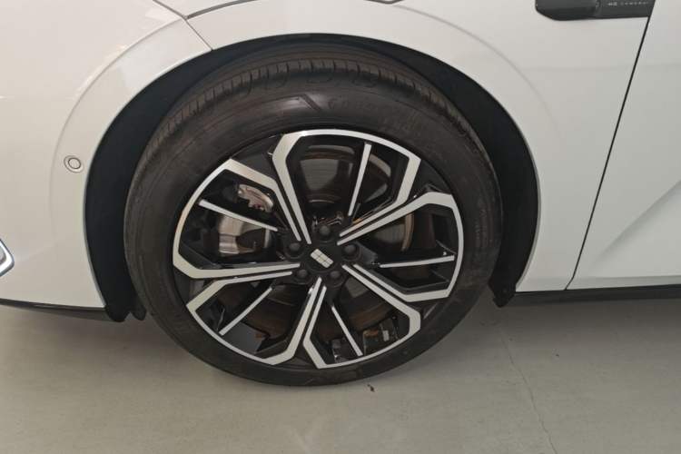 Used Geely Galaxy E8 2025 700 km Long-Range Intelligent Driving Version Exterior 4