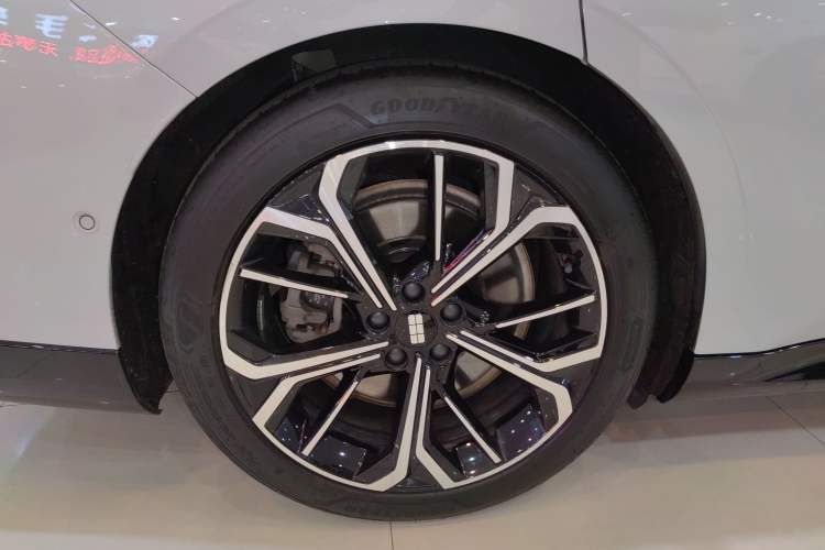 Used Geely Galaxy E8 2025 700 km Long-Range Intelligent Driving Version Exterior 5
