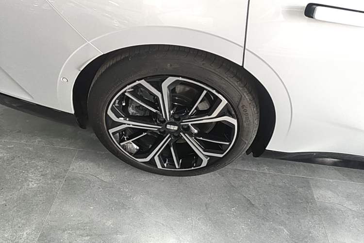 Used Geely Galaxy E8 2025 700 km Long-Range Intelligent Driving Version Exterior 5