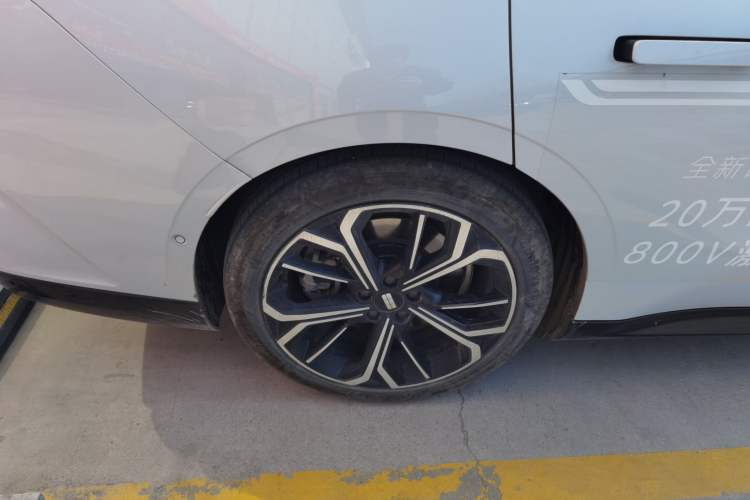 Used Geely Galaxy E8 2025 700 km Long-Range Intelligent Driving Version Exterior 5