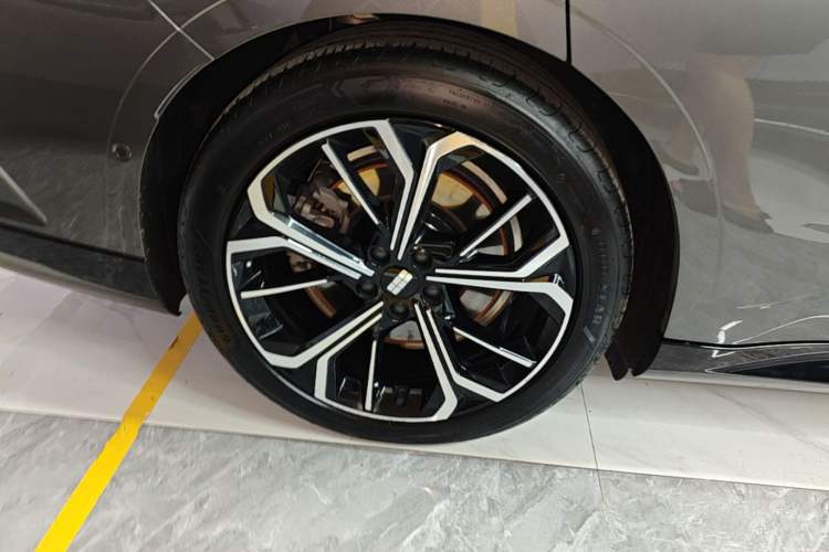 Used Geely Galaxy E8 2025 700 km Long-Range Intelligent Driving Version Exterior 5