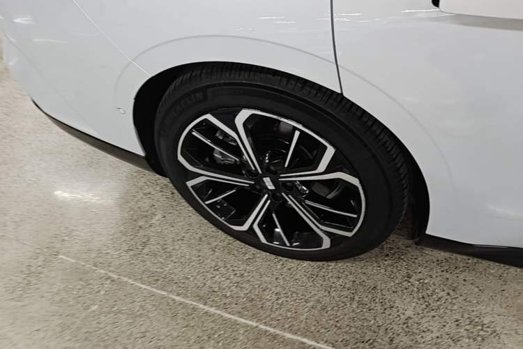 Used Geely Galaxy E8 2025 700 km Long-Range Intelligent Driving Version Exterior 5