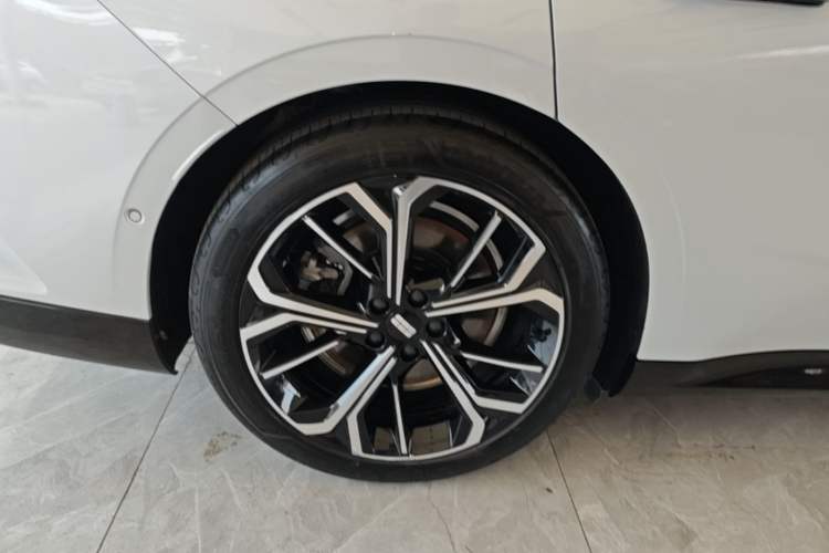 Used Geely Galaxy E8 2025 700 km Long-Range Intelligent Driving Version Exterior 5