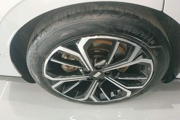 Used Geely Galaxy E8 2025 700 km Long-Range Intelligent Driving Version Exterior 5