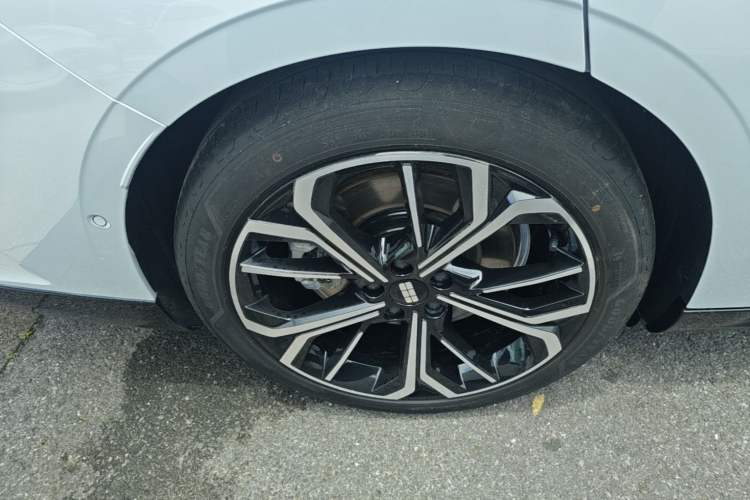 Used Geely Galaxy E8 2025 700 km Long-Range Intelligent Driving Version Exterior 5