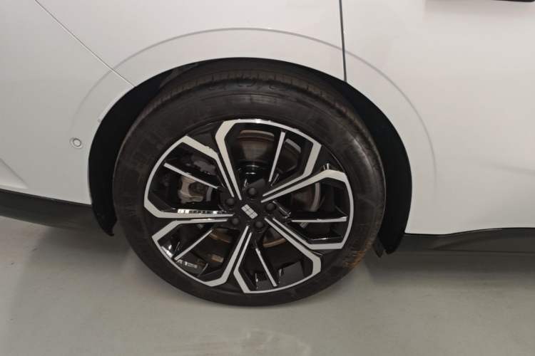Used Geely Galaxy E8 2025 700 km Long-Range Intelligent Driving Version Exterior 5