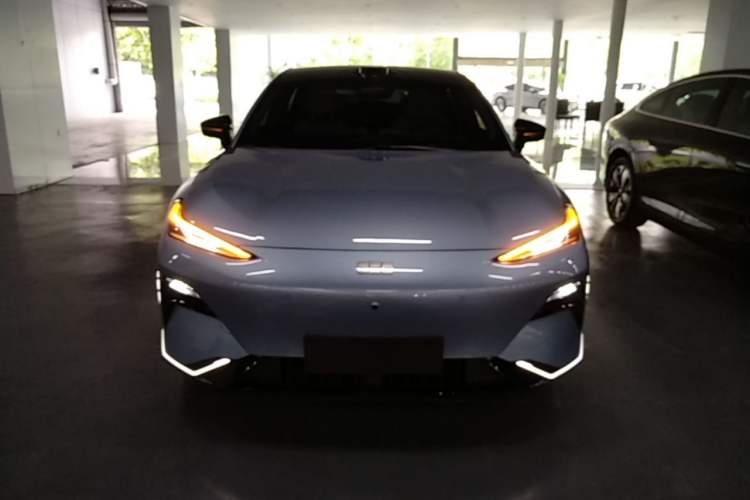 Used Geely Galaxy E8 2025 620 km All-Wheel Drive Starship LiDAR-Enabled Intelligent Driving Version Front
