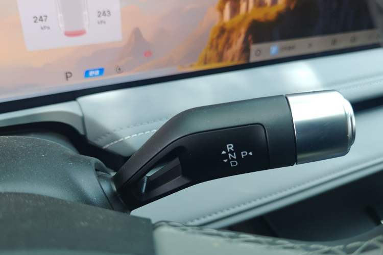 Used Geely Galaxy E8 2025 Model—610km Exploration+ Version Gear Lever