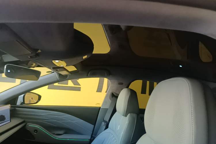 Used Geely Galaxy E8 2025 700 km Long-Range Intelligent Driving Version Headliner