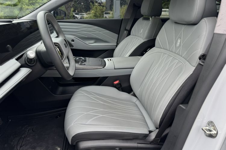 Used Geely Galaxy E8 2025 700 km Long-Range Intelligent Driving Version Interior 2