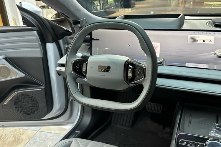 Used Geely Galaxy E8 2025 700 km Long-Range Intelligent Driving Version Interior 2