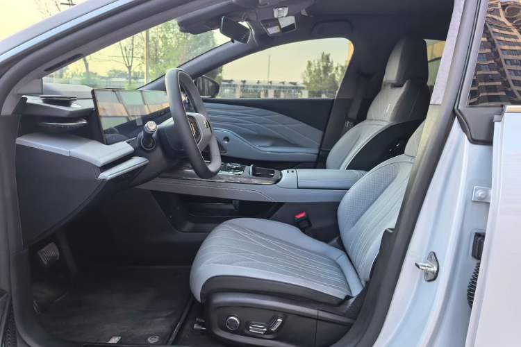 Used Geely Galaxy E8 2025 700 km Long-Range Intelligent Driving Version Interior 2