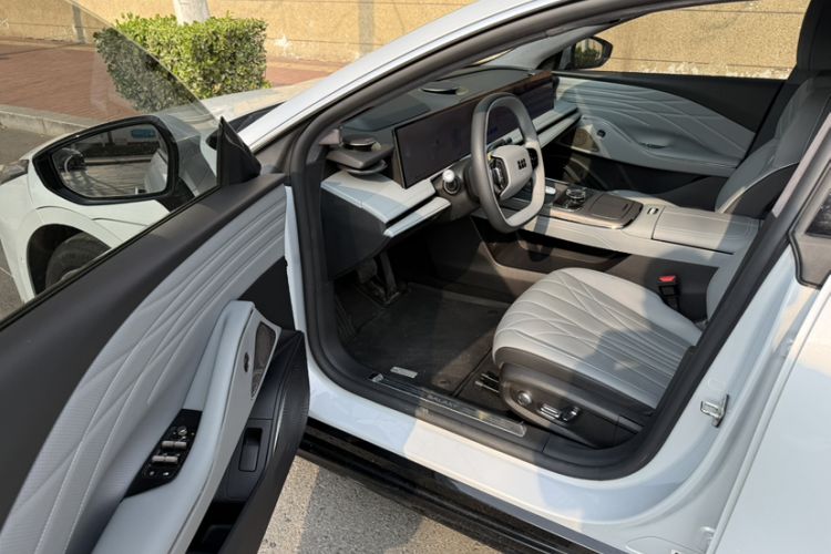 Used Geely Galaxy E8 2025 700 km Long-Range Intelligent Driving Version Interior 2