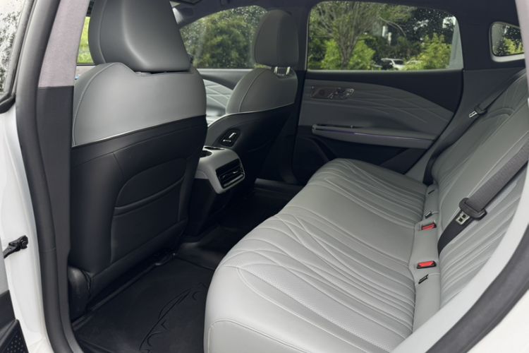 Used Geely Galaxy E8 2025 700 km Long-Range Intelligent Driving Version Interior 3
