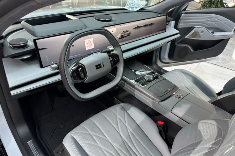 Used Geely Galaxy E8 2025 700 km Long-Range Intelligent Driving Version Interior 3
