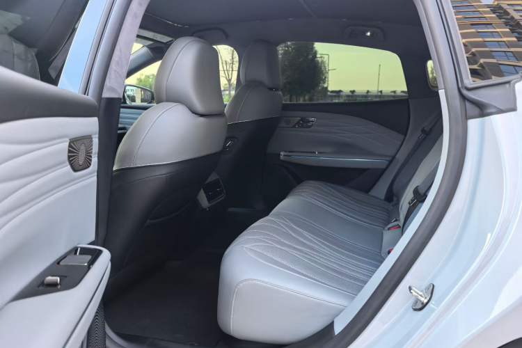Used Geely Galaxy E8 2025 700 km Long-Range Intelligent Driving Version Interior 3