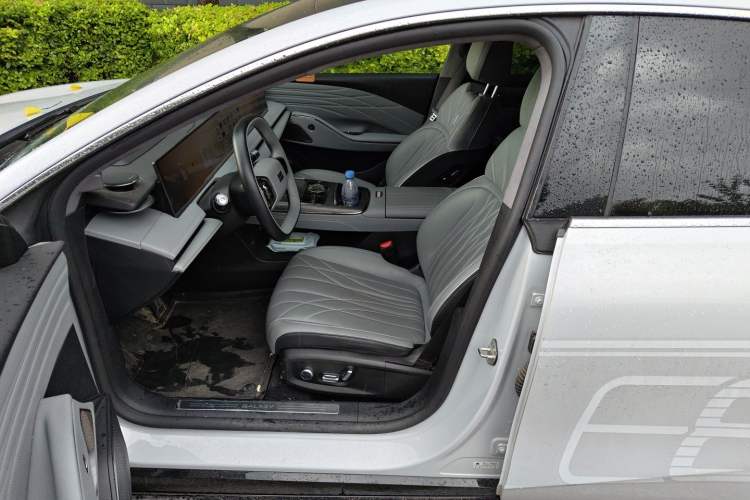 Used Geely Galaxy E8 2025 700 km Long-Range Intelligent Driving Version Interior 3
