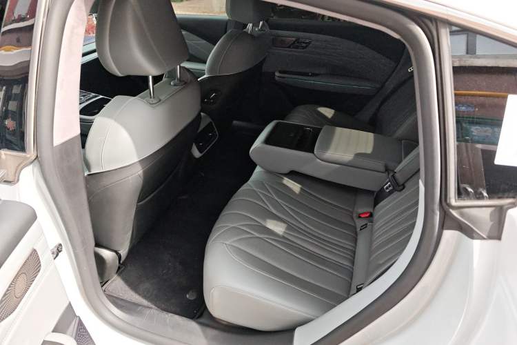 Used Geely Galaxy E8 2025 700 km Long-Range Intelligent Driving Version Interior 3