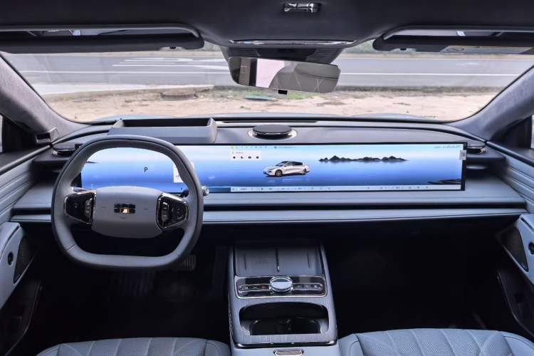 Used Geely Galaxy E8 2025 700 km Long-Range Intelligent Driving Version Interior 4
