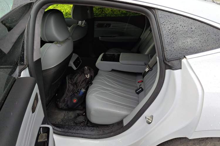 Used Geely Galaxy E8 2025 700 km Long-Range Intelligent Driving Version Interior 4