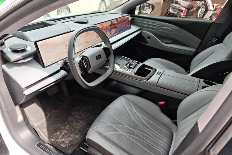 Used Geely Galaxy E8 2025 700 km Long-Range Intelligent Driving Version Interior 4