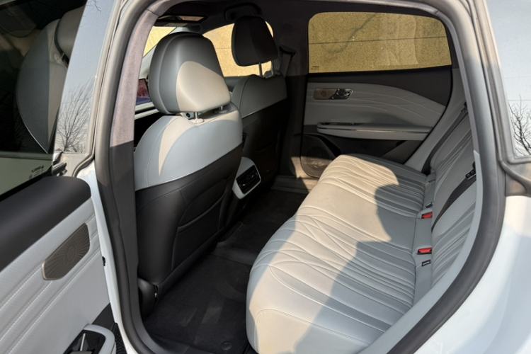 Used Geely Galaxy E8 2025 700 km Long-Range Intelligent Driving Version Interior 4