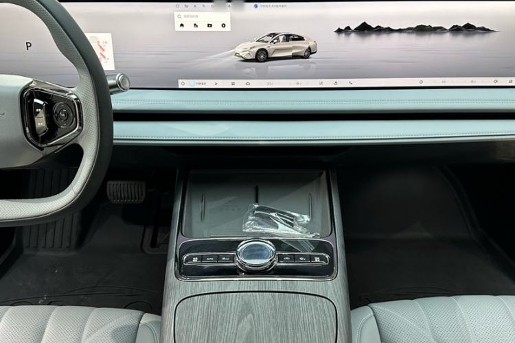 Used Geely Galaxy E8 2025 700 km Long-Range Intelligent Driving Version Interior 5
