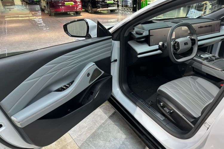 Used Geely Galaxy E8 2025 700 km Long-Range Intelligent Driving Version Interior 6