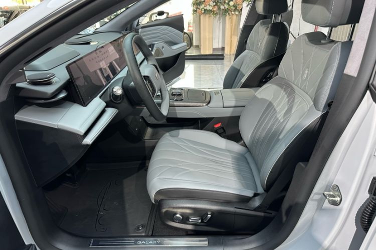 Used Geely Galaxy E8 2025 700 km Long-Range Intelligent Driving Version Interior 8