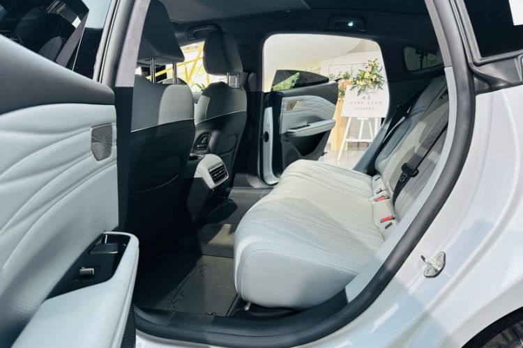 Used Geely Galaxy E8 2025 700 km Long-Range Intelligent Driving Version Interior 9