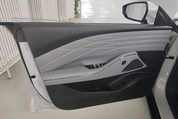 Used Geely Galaxy E8 2025 700 km Long-Range Intelligent Driving Version Left Front Door Interior