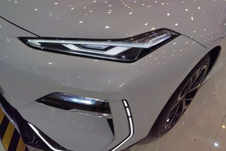 Used Geely Galaxy E8 2025 700 km Long-Range Intelligent Driving Version Left Front Headlight