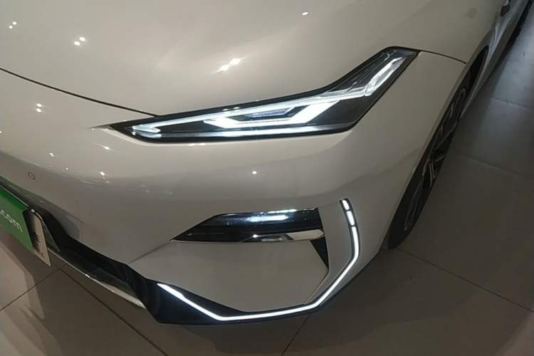 Used Geely Galaxy E8 2025 700 km Long-Range Intelligent Driving Version Left Front Headlight
