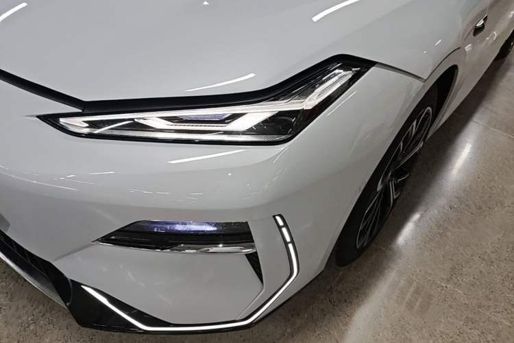 Used Geely Galaxy E8 2025 700 km Long-Range Intelligent Driving Version Left Front Headlight