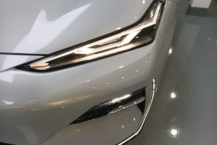 Used Geely Galaxy E8 2025 700 km Long-Range Intelligent Driving Version Left Front Headlight
