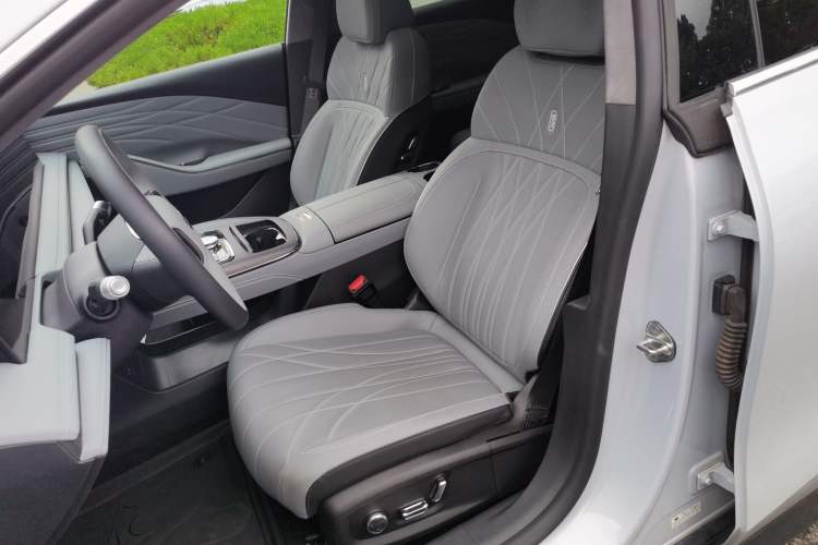 Used Geely Galaxy E8 2025 700 km Long-Range Intelligent Driving Version Left Front Seat